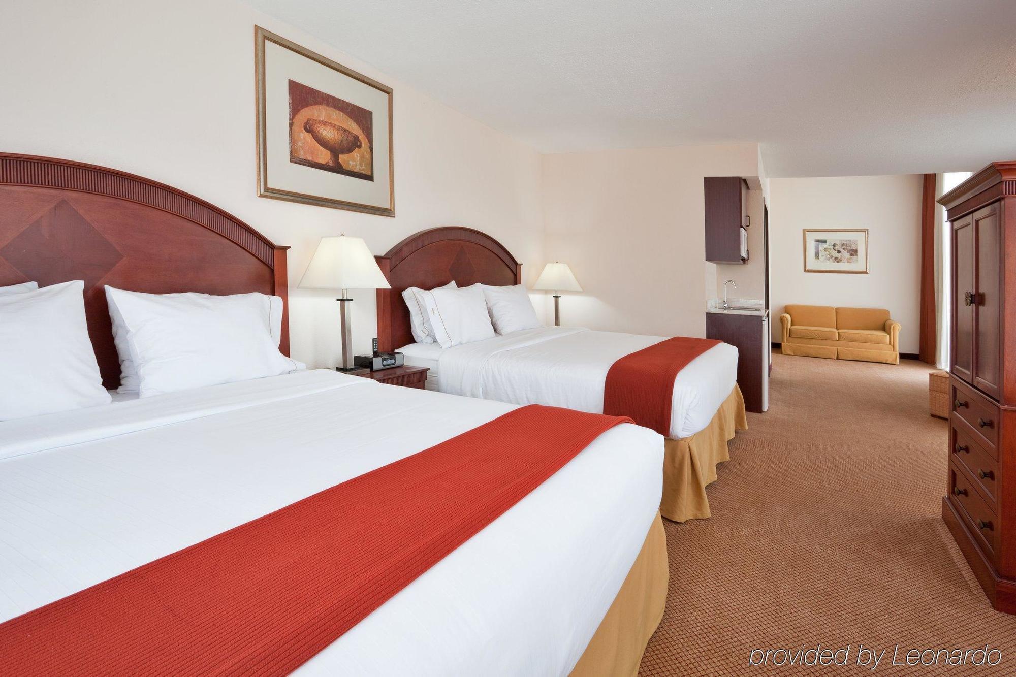 Holiday Inn Express & Suites Detroit - Farmington Hills By Ihg Northville Ruang foto