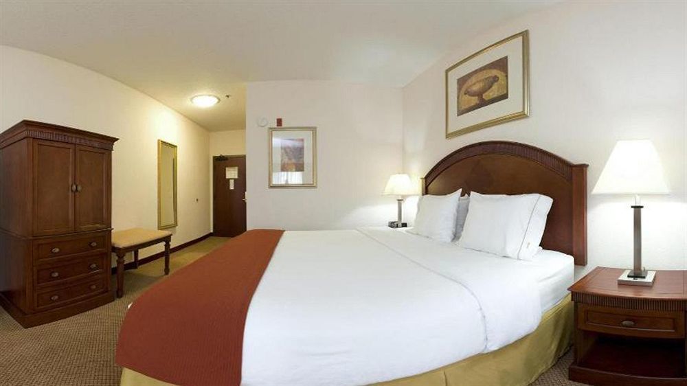 Holiday Inn Express & Suites Detroit - Farmington Hills By Ihg Northville Bagian luar foto